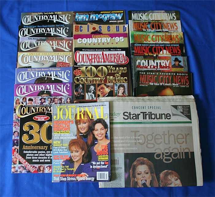 Judds - newspaper Star Tribune with magazines